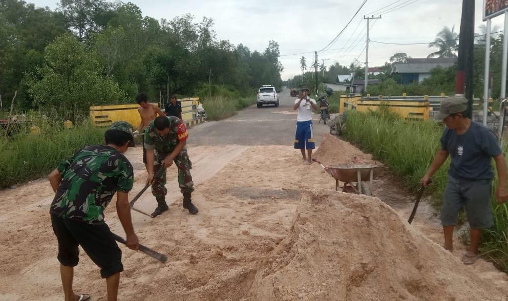 Babinsa Muara Badak Bersama Masyarakat Gotong Royong Perbaiki Jalan