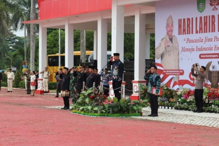 Bupati Kukar, Edi Damansyah, saat memimpin Upacara Hari Lahir Pancasila. (Istimewa)