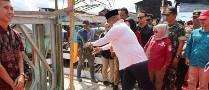 Bupati Kukar, Edi Damansyah saat meresmikan jembatan di Desa Sedulang. (Istimewa)