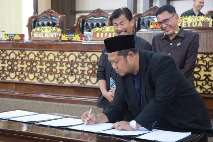 Ketua DPRD Kukar, Abdul Rasid, saat menandatangani hasil Rapat Paripurna pembahasan APBD Perubahan Kukar 2024. (Humas DPRD Kukar)