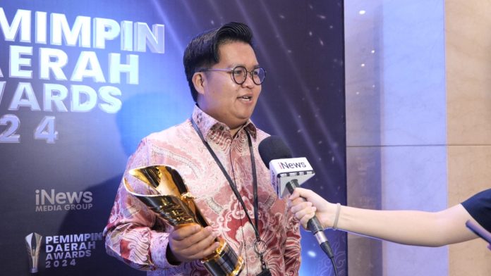 Wakil Bupati Kukar, Rendi Solihin, saat menerima penghargaan Pemimpin Daerah Award 2024. (Istimewa)