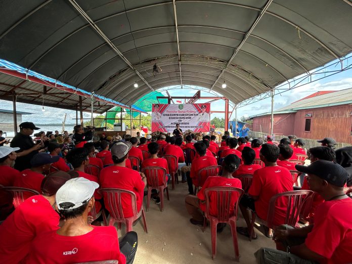 Wabup Kukar, Rendi Solihin saat membagikan bantuan untuk nelayan dan pembudidaya ikan di Anggana dan Muara Badak. (Istimewa)