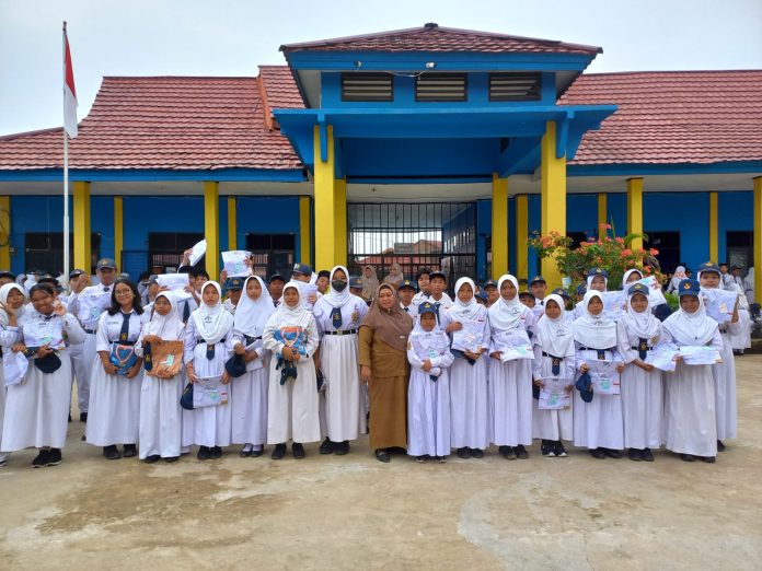 Siswa SMPN 3 Tenggarong yang menerima seragam gratis dari alokasi BOSKab Kukar. (Istimewa)