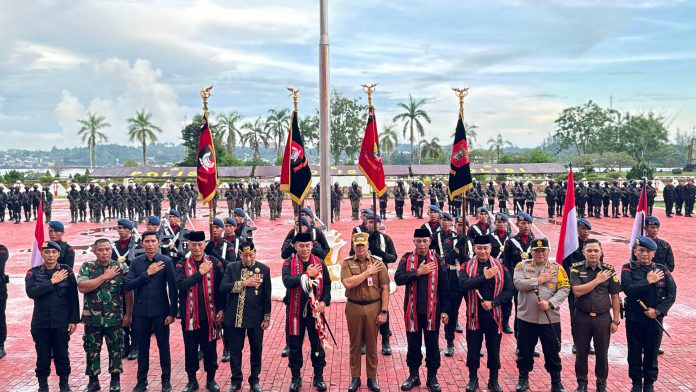 Suasana foto bersama Pjs Bupati Kukar, Bambang Arwanto bersama Pas Brimob II Polri. (Istimewa)